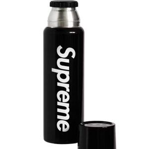 NWT Supreme SIGG Vacuum Insulated 0.75L Bottle - Black